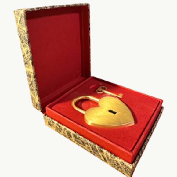 Christian Dior Heart Lock & Key Set~ LOVE~ Gold~ IN BOX~ Pink Letters (AA25) - Picture 5 of 8